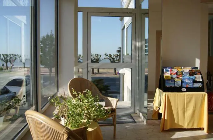 Hotel Les Embruns 2*