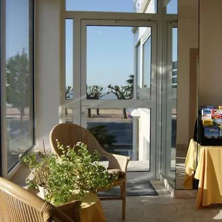 ホテル レ アンブルン 2*